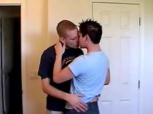 A kinky fag dude in leather fucks his man while jacking his man sausage