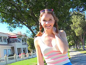 Roller woman flashes her undies in a public upskirt