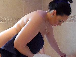 Mature buxom amateur busty British MILF Anastasia Lux in a bathtub